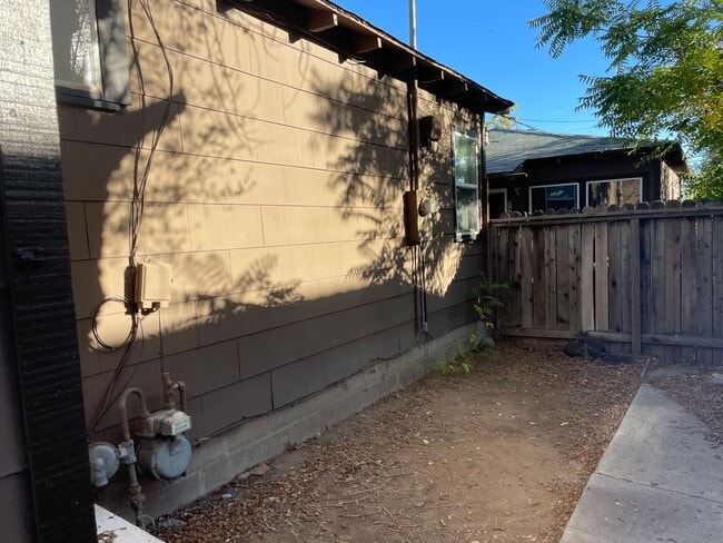 Building Photo - Adorable 2 bedroom Home