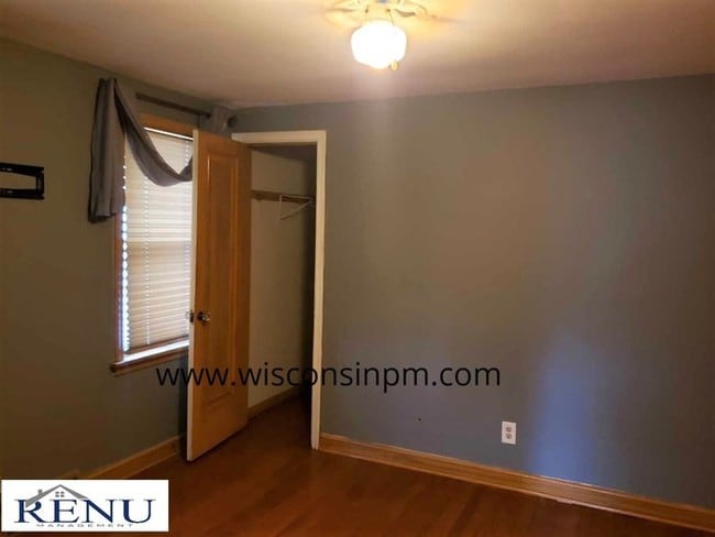 Building Photo - Wauwatosa Upper Duplex
