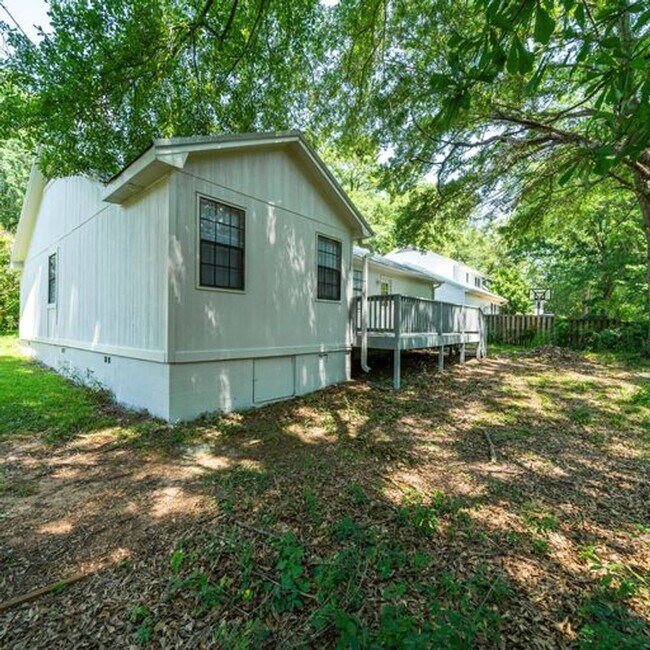 Building Photo - Charming 3-Bed, 1.5-Bath Home in Highly De...
