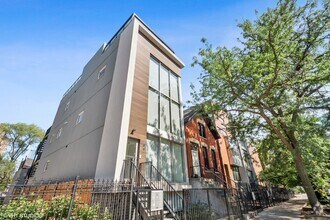 Building Photo - 1547 N Wood St