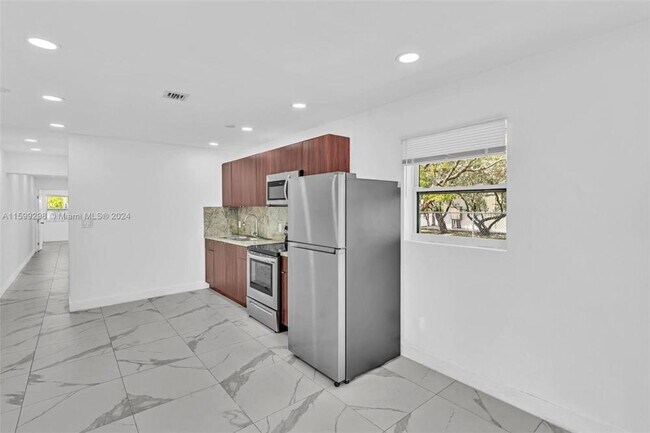 Building Photo - 2 bedroom in Hollywood FL 33021