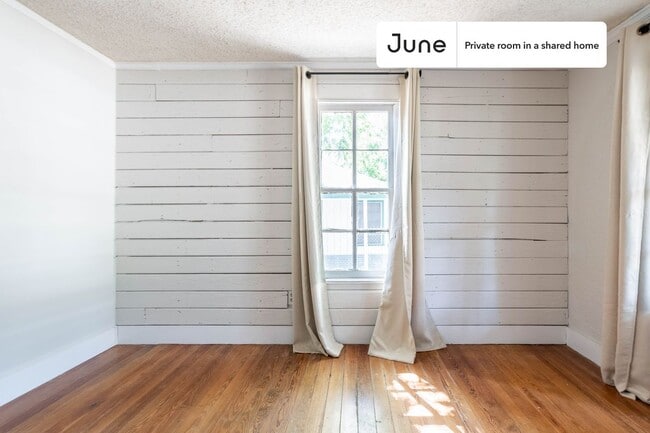 Building Photo - Room in Shared 3 bed/1 bath home