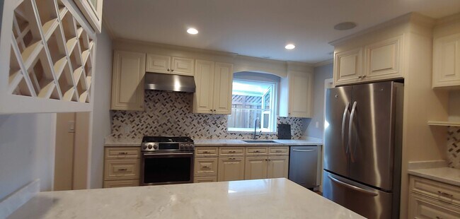 Foto del edificio - 651 Enright Ave