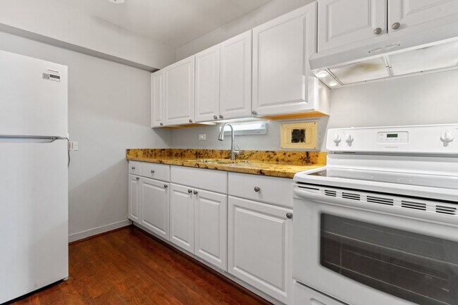 Building Photo - 7337 S South Shore Dr