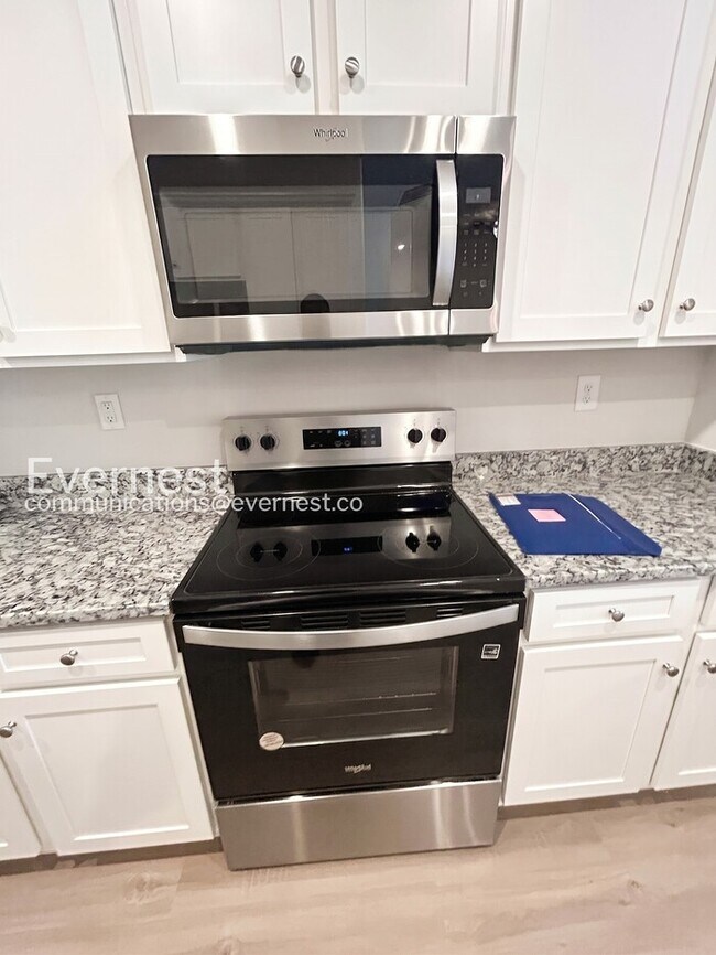 Foto del edificio - Charming Home with Garage and Driveway Parking /  3 Bed, 2 Bath / Section 8 Accepted / Available ...