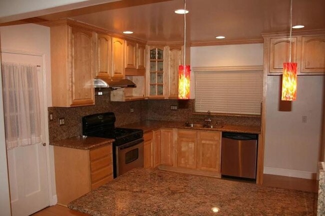 Building Photo - 5 bedroom in San Leandro CA 94577