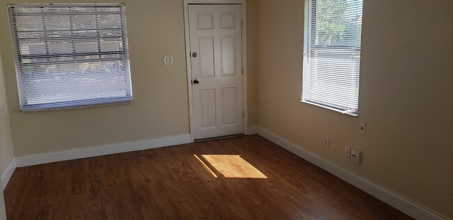 Building Photo - 2316 Hoffner Ave