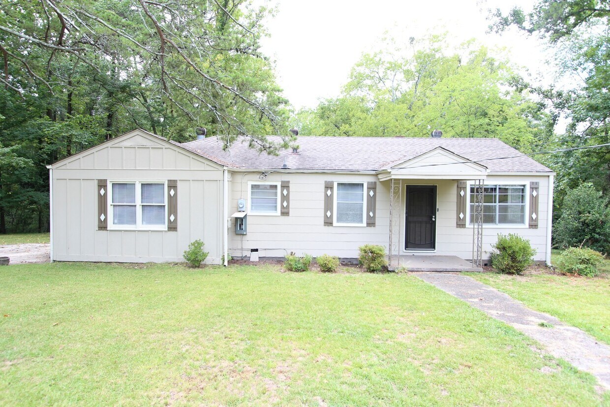 Primary Photo - 3 Bedroom 1 Bath PLUS Large Den - New On T...