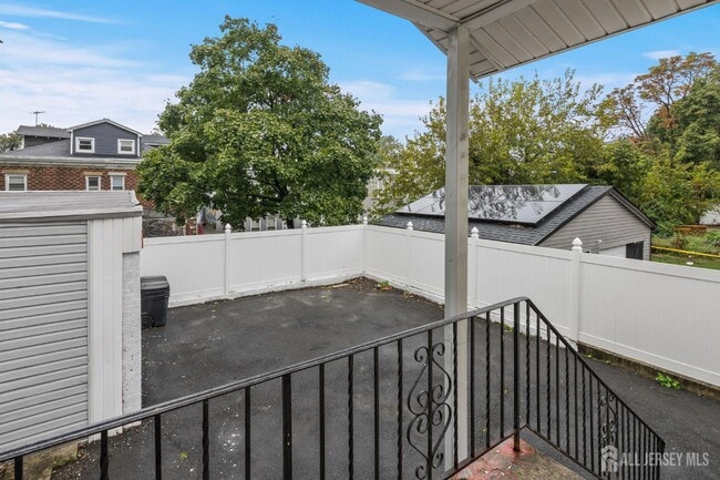 Building Photo - 213 Maple Ave