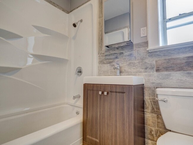 Building Photo - 122 Mallory Ave