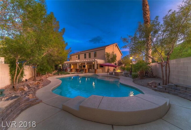 Foto del edificio - 236 Living Springs Pl