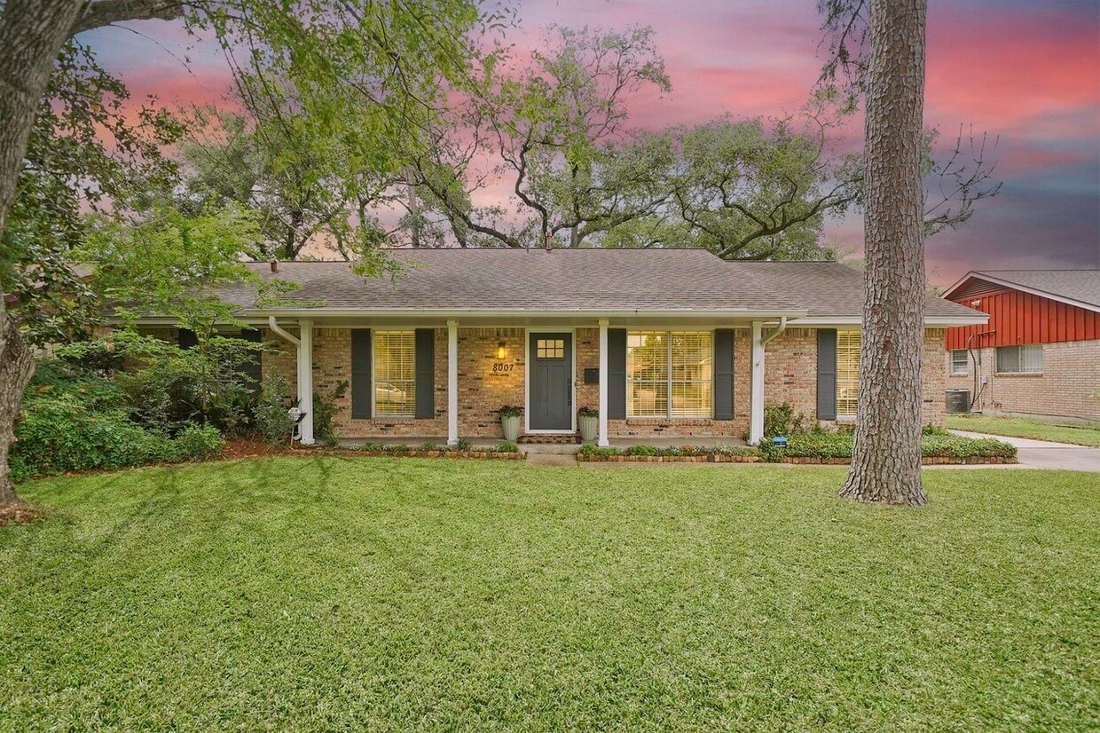 Primary Photo - 8007 Roos Rd