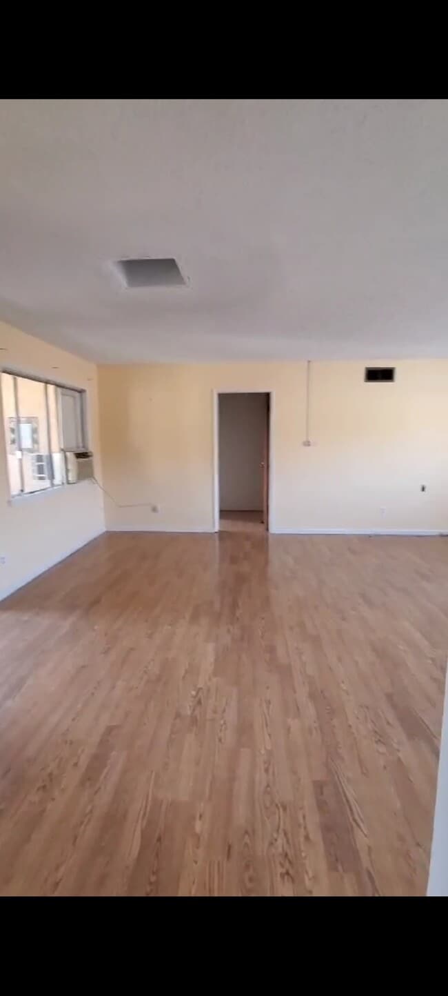 Liv rm - 2239 N Frederic St