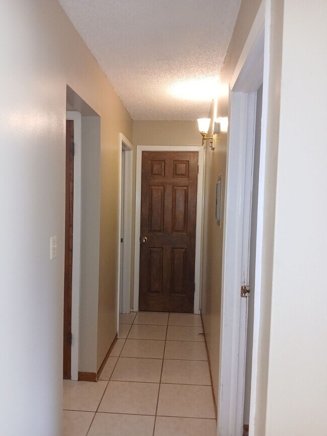 Foto del edificio - 247 N Neltnor Blvd