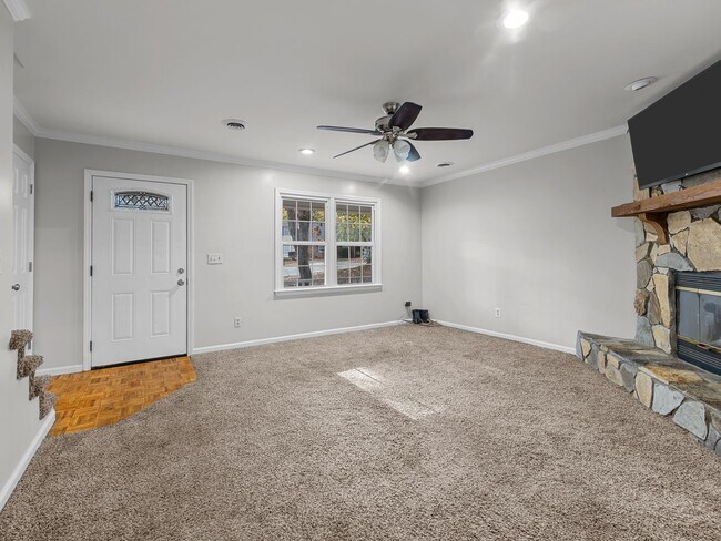 Foto del edificio - Charming 2BR/1.5BA Townhouse – Pets Welcom...