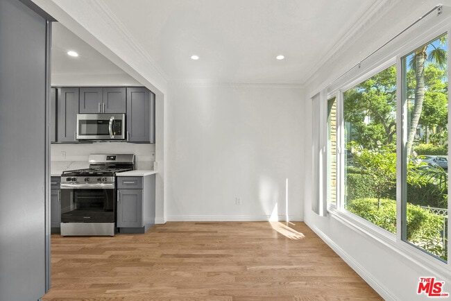 Foto del edificio - 1233 N Harper Ave