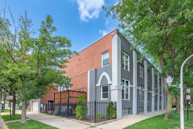 Building Photo - 2334 W Polk St