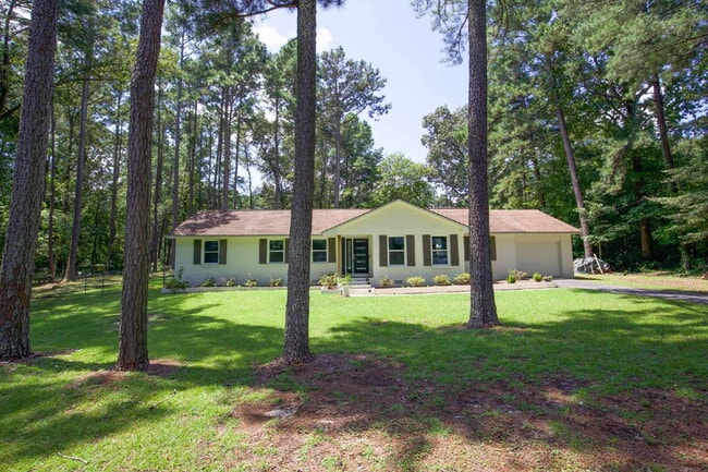 Building Photo - Southern Pines Retreat: Cozy 3-Bedroom Hom...