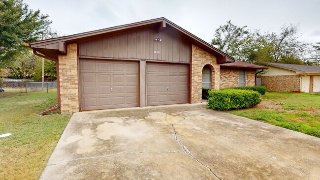 Building Photo - FREE SEPTEMBER RENT!!! ONLY $1,395 !!1