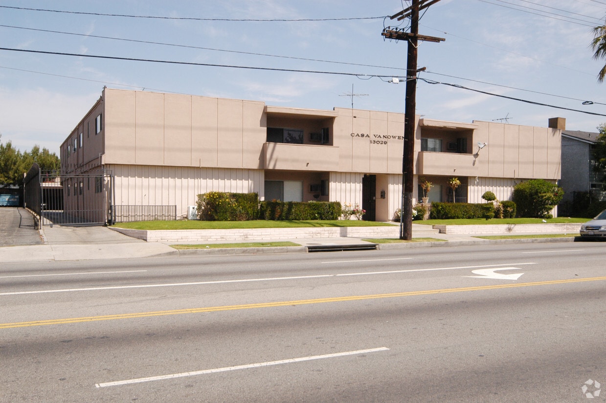 Building Photo - Chateau Vanowen Apartments