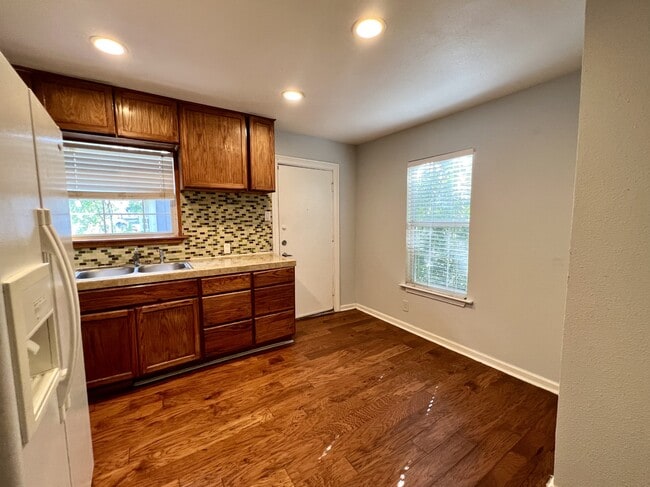 Building Photo - 609 W Odell St