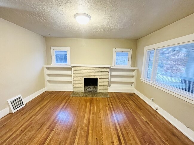 Building Photo - 925 Wilson Ave S