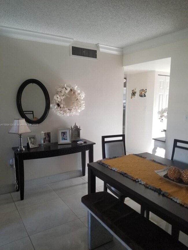 Foto del edificio - 8465 Sunrise Lakes Blvd