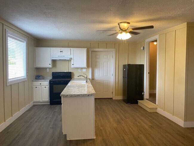 Building Photo - Studio Home located in Rogersville, TN