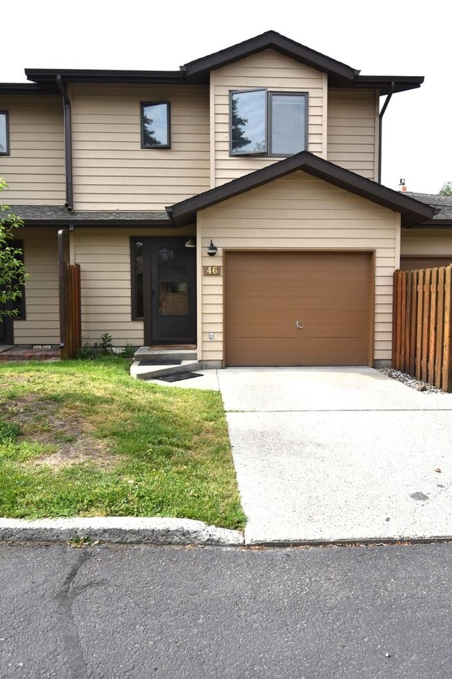 Building Photo - New paint and flooring! Spacious and inviting 3-bedroom, 2.5-bath condo.