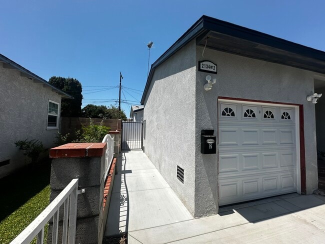 Building Photo - 2134 Park Dr