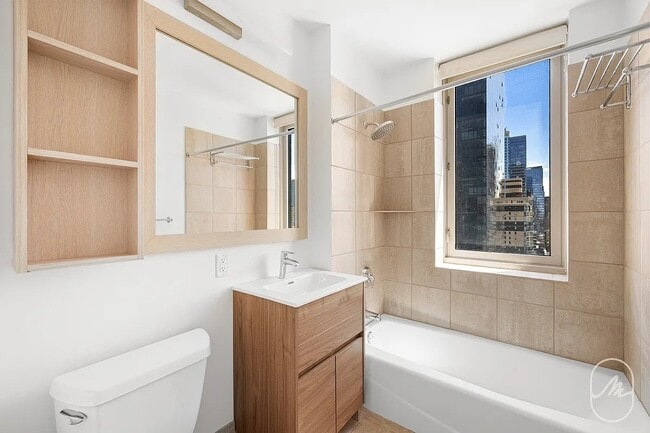 Building Photo - 500 W 42nd St
