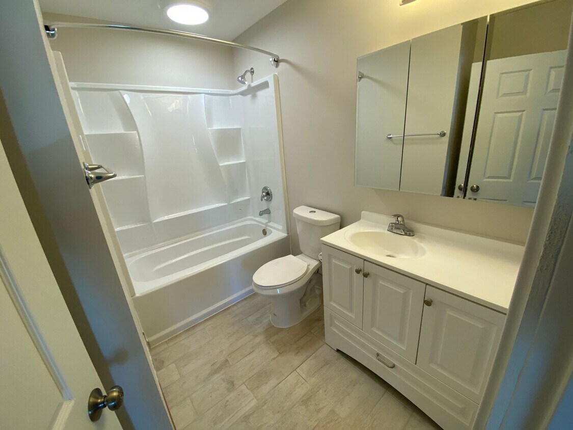 Building Photo - 607 S Fir Ave