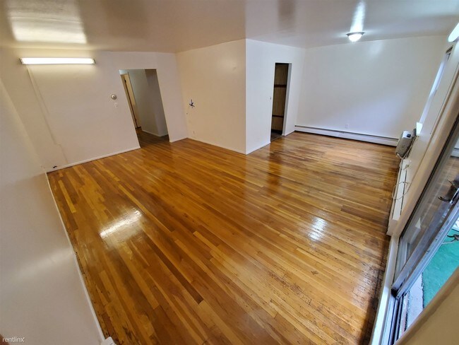 Building Photo - 3 br, 1.5 bath Townhome - 6553 Booth St 2