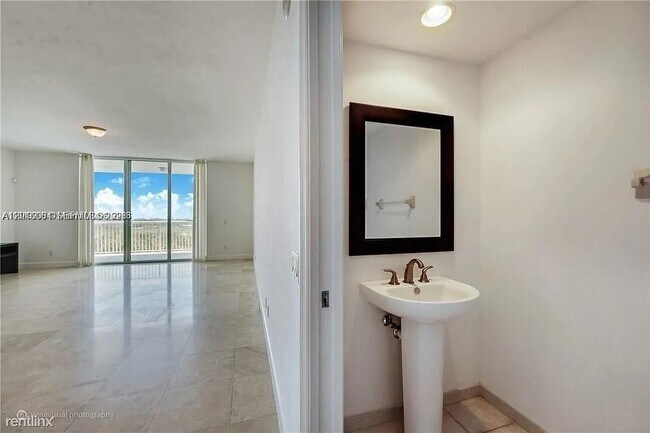 Foto del edificio - 14951 Royal Oaks Ln