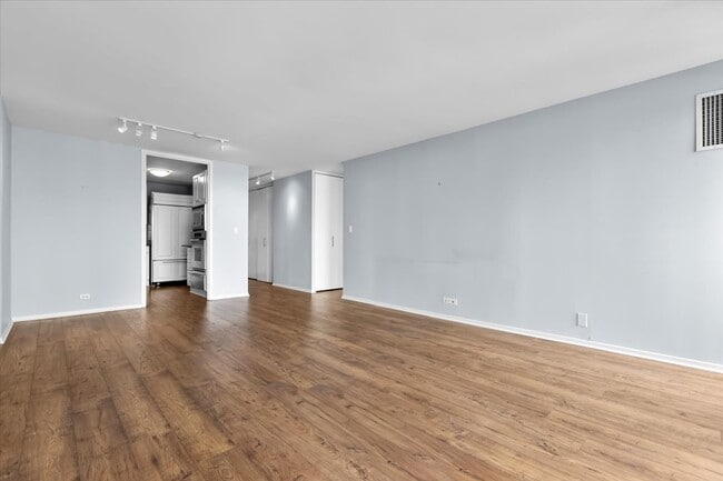 Building Photo - 1660 N La Salle Dr