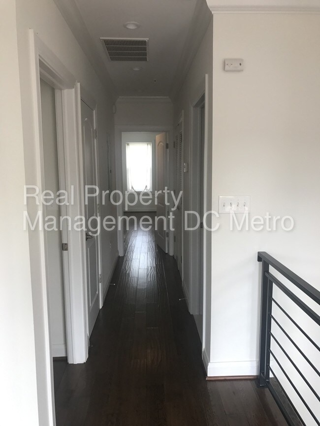 Building Photo - 817 Varnum St NW