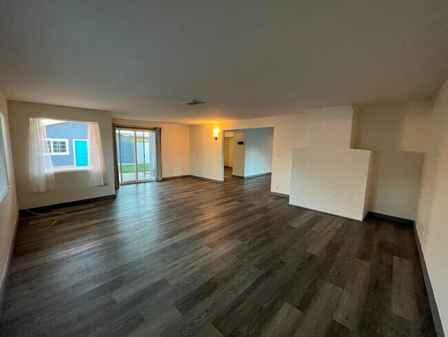 Foto del edificio - MOVE-IN READY 4+2 w/upgrades + tons of parking!