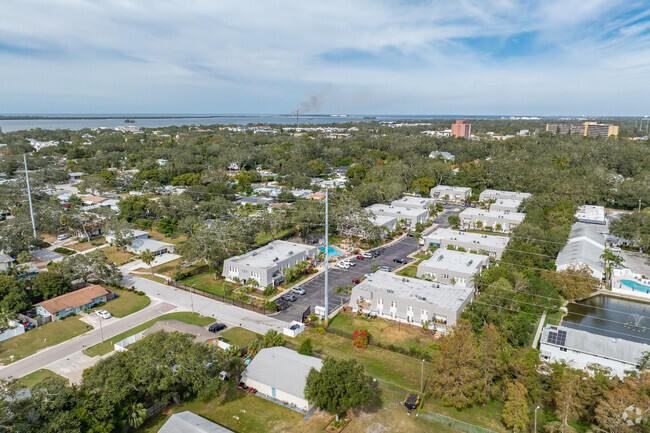 700 Lyndhurst St Dunedin, FL - Victoria Palms Apartments
