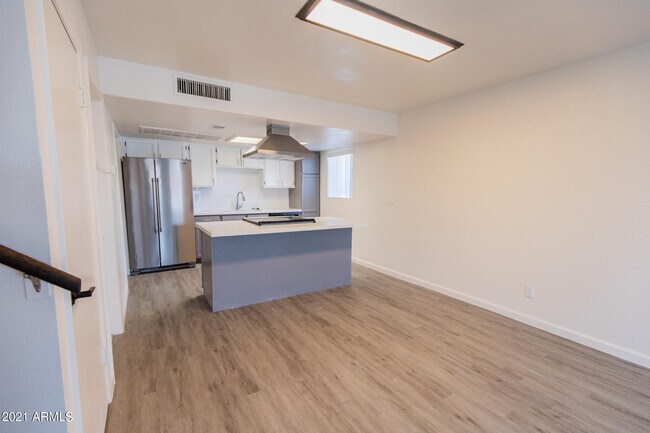 Building Photo - 2020 W Orangewood Ave
