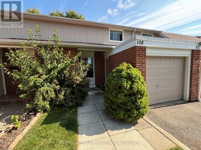 Building Photo - 215-215 Mississauga Vly Blvd