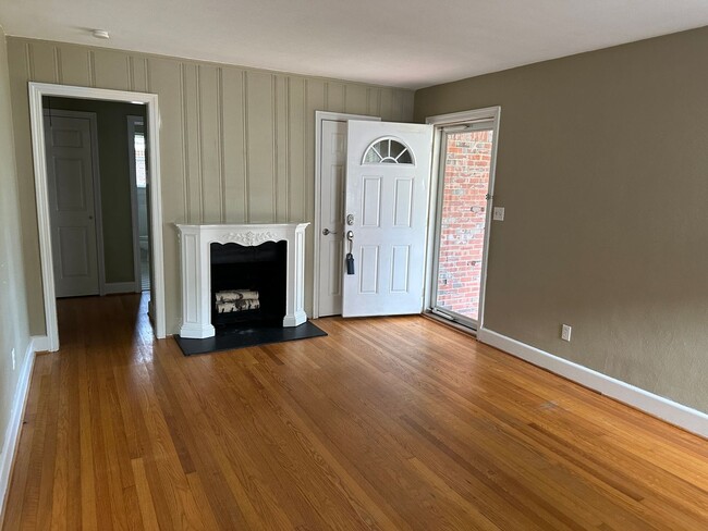 Building Photo - 4 Bedroom Brick Ranch in Norfolk