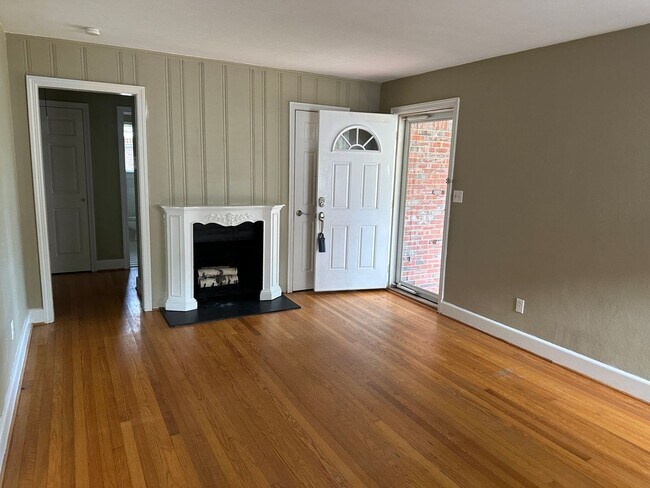 Foto del edificio - 4 Bedroom Brick Ranch in Norfolk