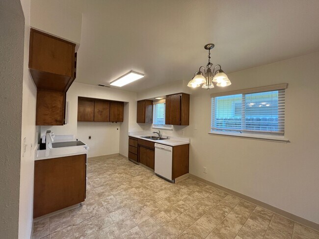 Building Photo - Refreshed Unit