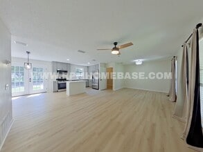 Building Photo - 5523 Aurora Dr