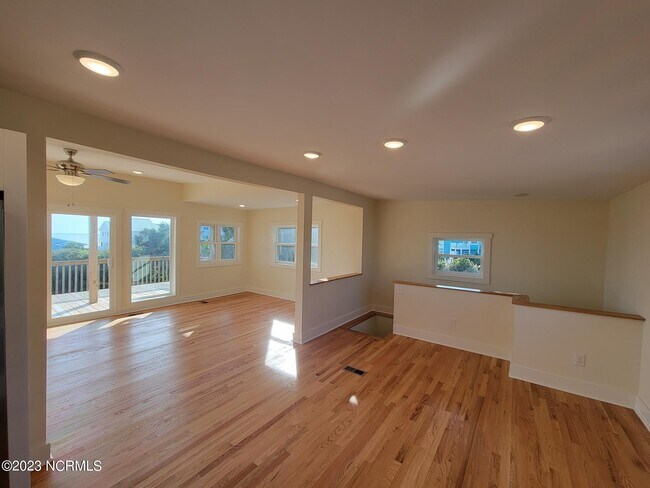 Building Photo - 5703 Beach View Ln