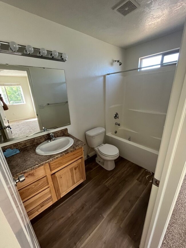 Building Photo - 3 Bed 2.5 Bath in Vernal!!