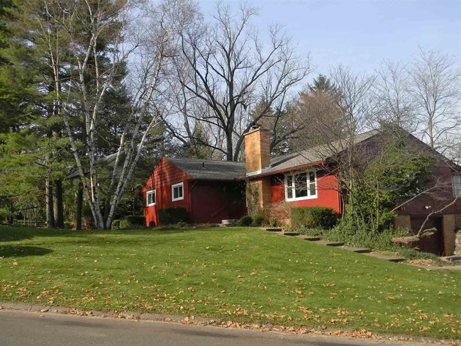 Building Photo - 580 Riverview Dr