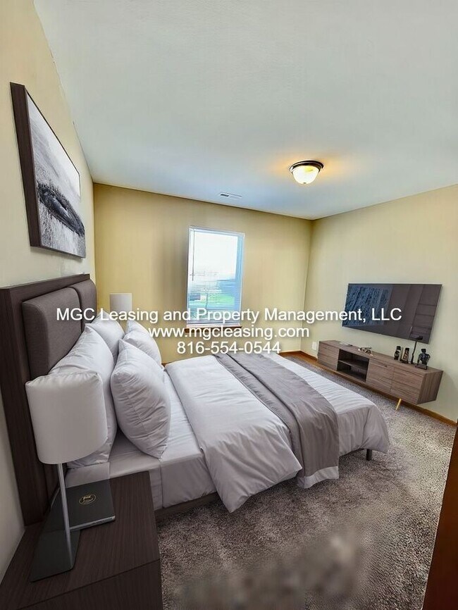 Foto del edificio - Spacious Duplex ready for your March move in!