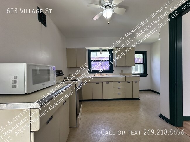 Building Photo - Large 2 bedroom apartment downtown Kalamazoo!
