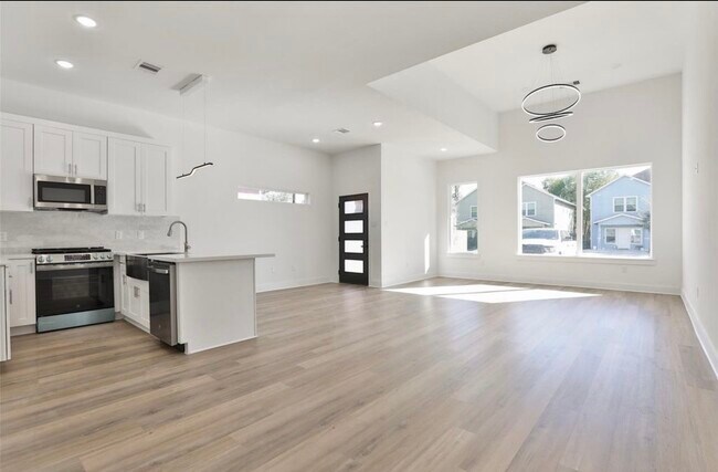 Foto del edificio - 8137 Cabot St